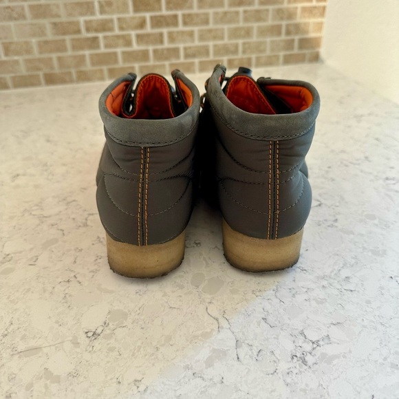 Clark’s Women’s Olive Quilted Wallabees with Orange Accents | Chukka Boots | 5.5 - Picture 9 of 9